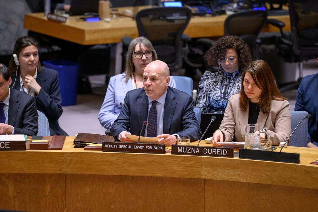 联合国秘书长叙利亚事务副特使克劳迪奥·科尔多内（左）向安理会会议通报叙利亚局势。